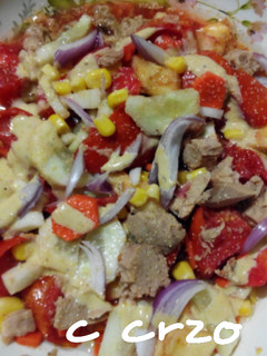 Una foto de Ensalada manzana, tomate, bonito...