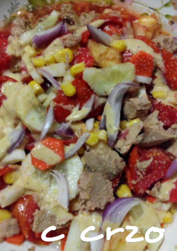 Una foto de Ensalada manzana, tomate, bonito...