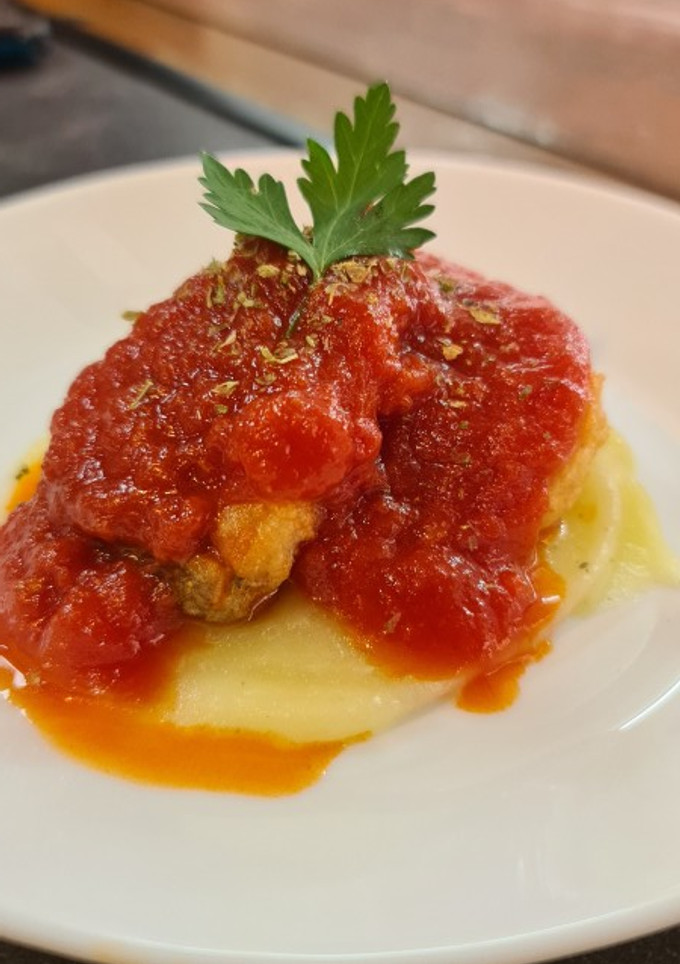 Una foto de Bacalao con tomate y base de crema de patata