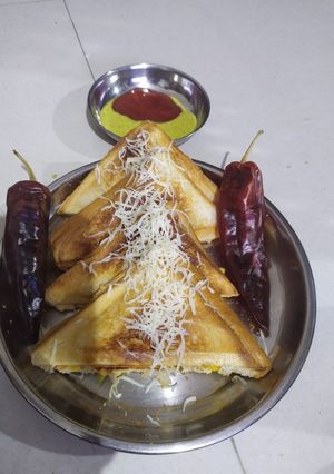 ચીઝ ચીલી સેન્ડવિચ(CHIZZ CHILLI SANDWICH RECIPE IN GUJARATI) રેસીપી મુખ્ય ફોટો