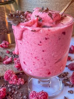 Una foto de Helado de frambuesa con capa de chocolate