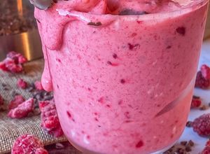 Foto principal de Helado de frambuesa con capa de chocolate