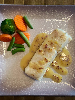 Una foto de Merluza confitada con salsa de mostaza y miel
