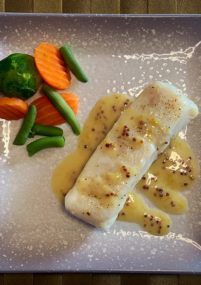 Una foto de Merluza confitada con salsa de mostaza y miel
