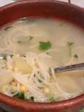 Sopa de fideos con maíz