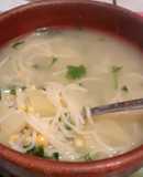 Sopa de fideos con maíz