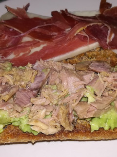 Una foto de Canapés: aguacate y atún, queso y jamón