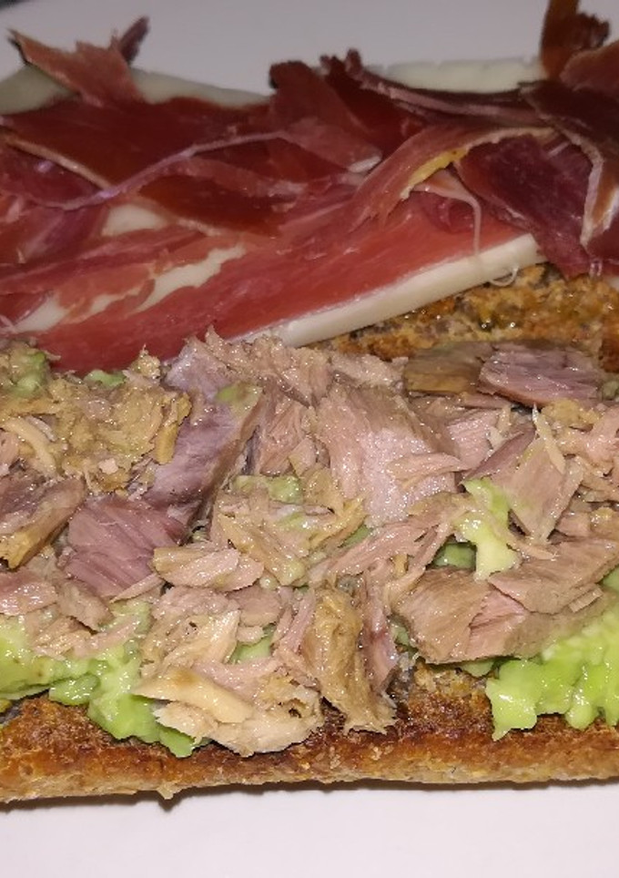 Una foto de Canapés: aguacate y atún, queso y jamón