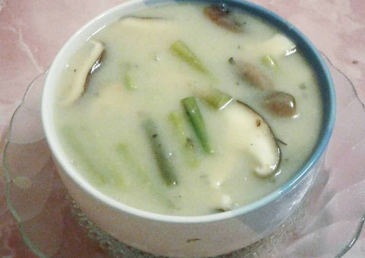 Simple Asparagus and shitake cream soup