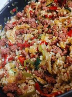 Una foto de Verduritas en salsa madre y longaniza