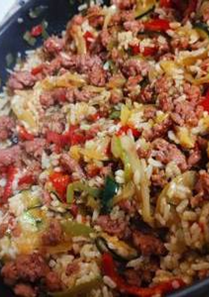 Una foto de Verduritas en salsa madre y longaniza