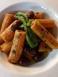 Tortiglioni di pomodoro con olive taggiasche, cipollotto e basil