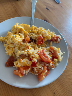 Una foto de Arroz con huevo y tomate