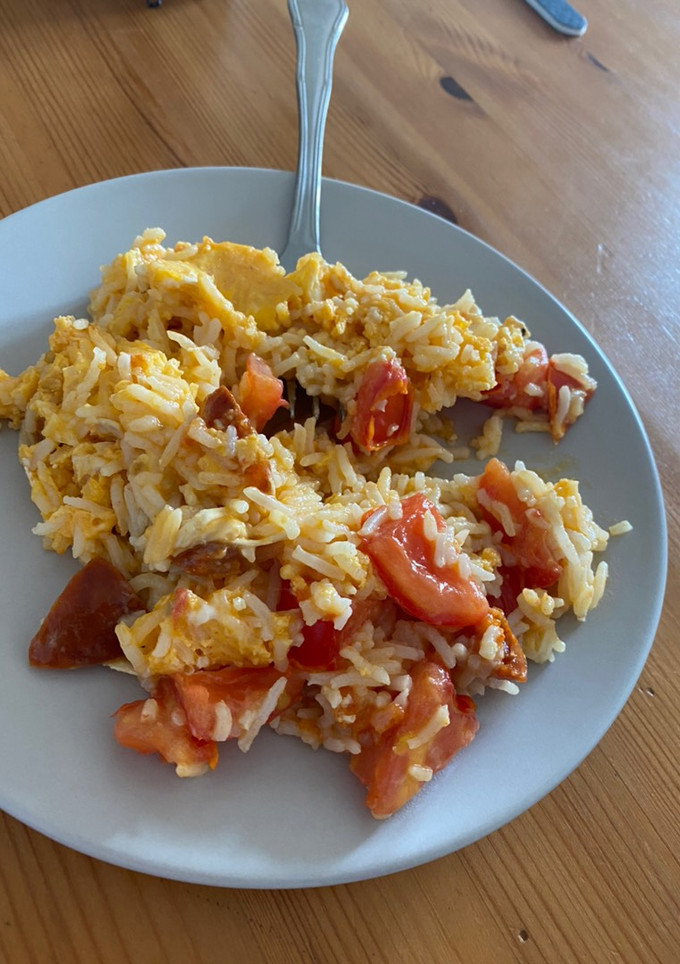 Una foto de Arroz con huevo y tomate