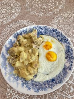 Una foto de Pavo con salsa de curry y huevos 🍳