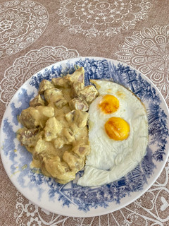 Una foto de Pavo con salsa de curry y huevos 🍳