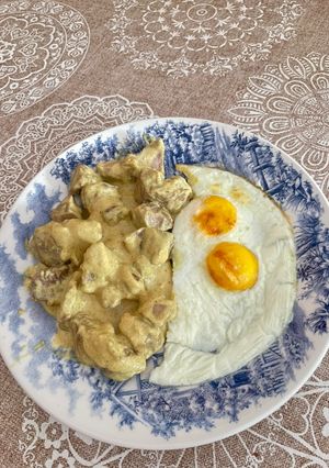 Una foto de Pavo con salsa de curry y huevos 🍳