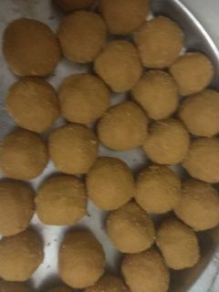 दानेदार बेसन लड्डू (Danedar besan ladoo Recipe in Hindi) रेसिपी मुख्य फोटो