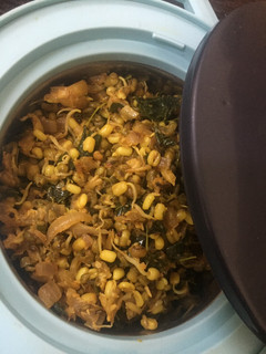முளைக்கட்டிய பாசி பயிறு முருங்கைக் கீரை பொரியல்(Paasipayaru murunkaikeerai poriyal recipe in tamil) செய்முறை முக்கிய புகைப்படம்
