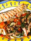 Salmón con revuelto de espinacas, champiñones y bocas de mar