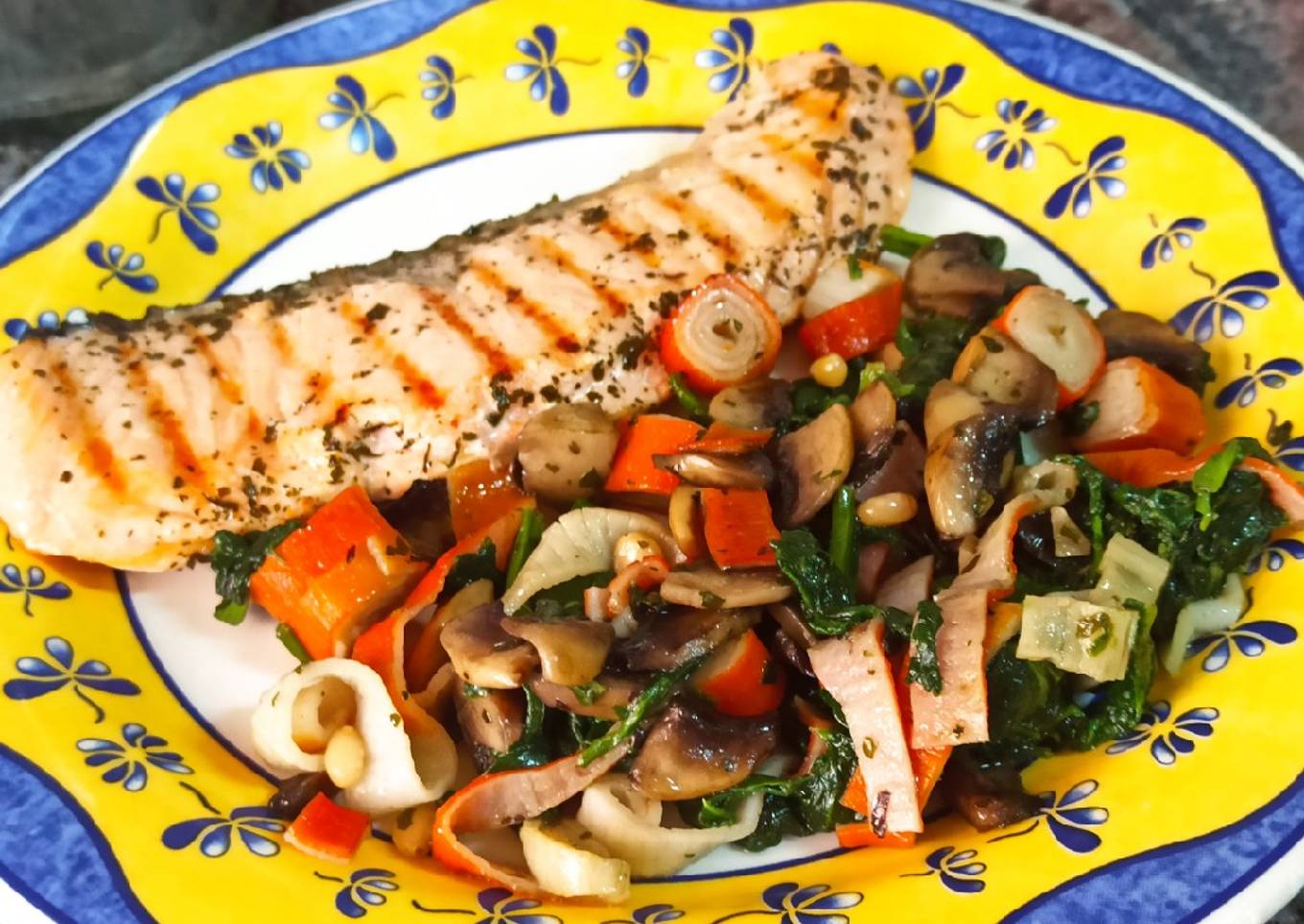 Salmón con revuelto de espinacas, champiñones y bocas de mar