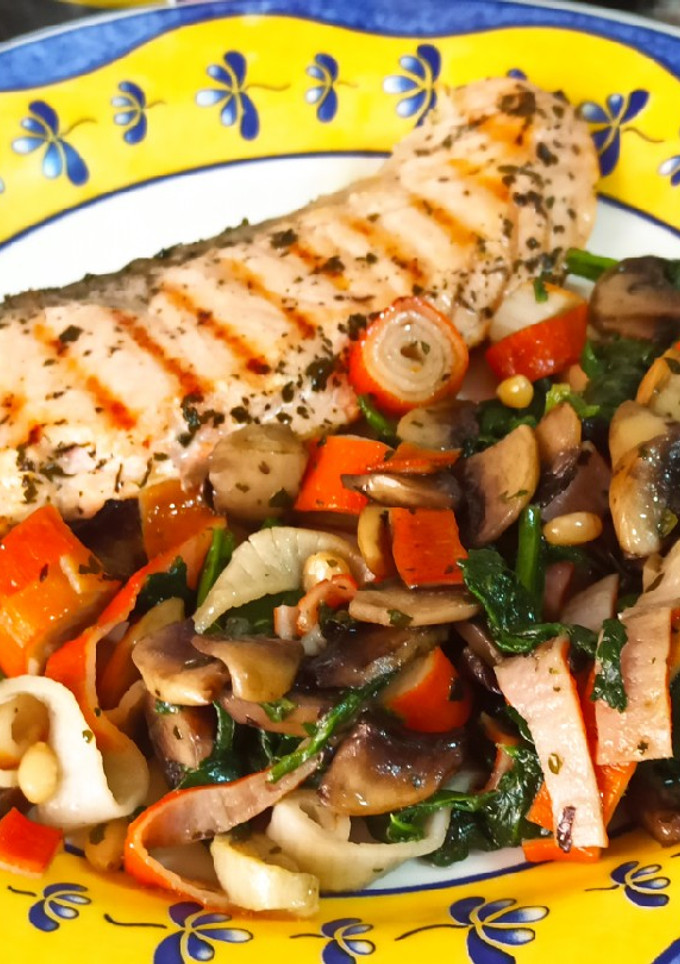Una foto de Salmón con revuelto de espinacas, champiñones y bocas de mar