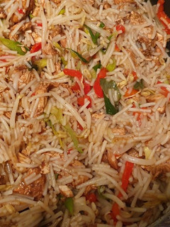 Una foto de Chow mein con pollo