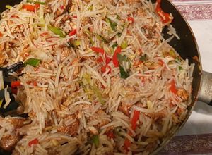 Una foto de Chow mein con pollo