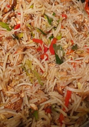 Una foto de Chow mein con pollo
