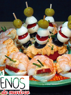 Una foto de Huevos rellenos de crema de marisco. Riquísimos y súper fáciles