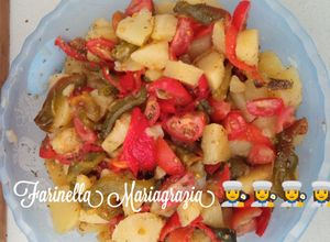 Foto di Insalata di patate peperoni ciliegino km zero colorata👩‍🍳🏡❤️🌍🇮🇹🦁