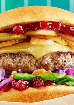 Marhahúsos burger vöröskáposztával és körtével recept fotója