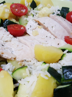 Una foto de Arroz con pollo, patata, calabacín tomate
