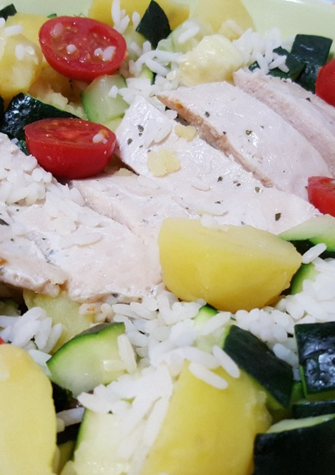 Una foto de Arroz con pollo, patata, calabacín tomate