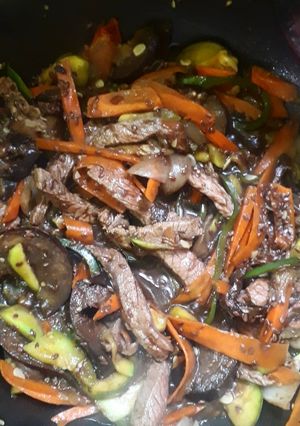 Una foto de Tiras de lomo salteadas estilo oriental