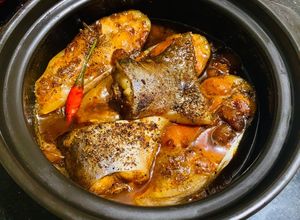 Hình của món Cá Hú/Bông Lau/Basa Kho Tộ.