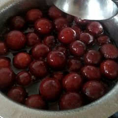 A picture of Gulab jamun.