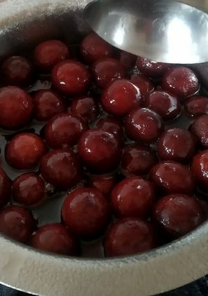 A picture of Gulab jamun.