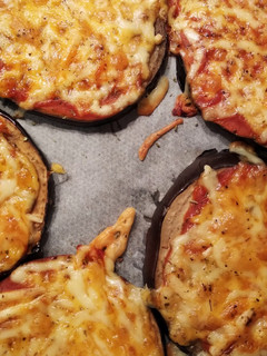 Una foto de Mini pizzas de berenjena