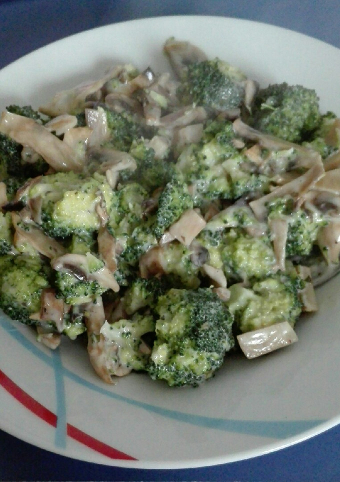 Una foto de Revuelto de brócoli y champiñones