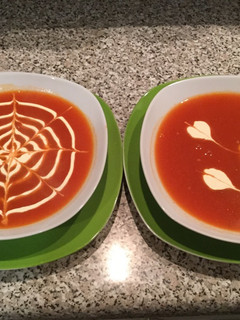 Una foto de Crema de tomates decorada paso a paso