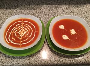 Una foto de Crema de tomates decorada paso a paso