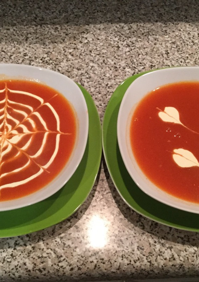 Una foto de Crema de tomates decorada paso a paso