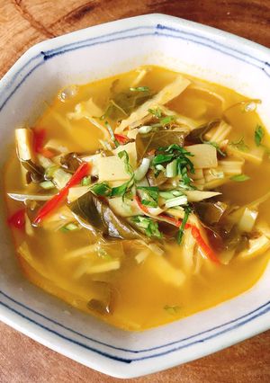 Hình của món Canh măng trúc lá giang chua cay.