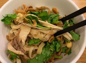 Hình của món Mỳ chũ gà trộn (Phở gà trộn).