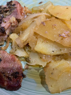 Una foto de Papas panaderas con solomillo al horno