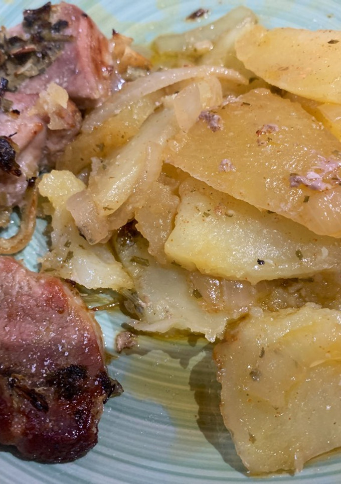 Una foto de Papas panaderas con solomillo al horno
