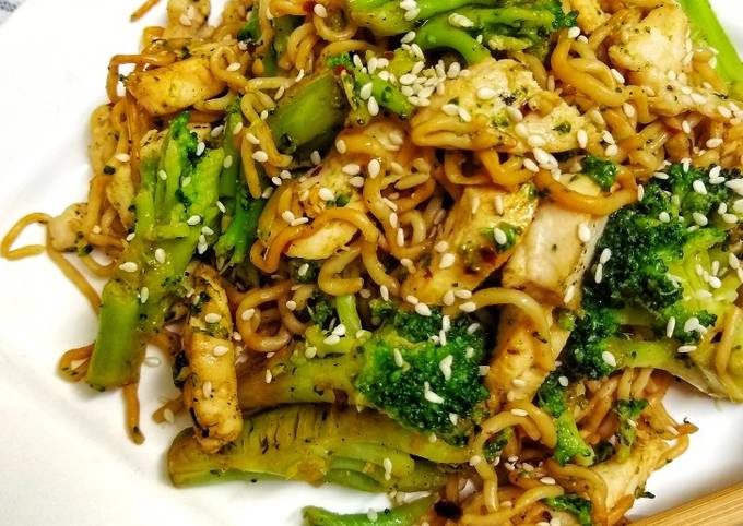 Sesame Noodles (Konjac) with Chicken & Broccoli