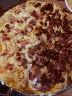 Una foto de Pizza hawaiana y chorizo a mi estilo