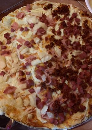 Una foto de Pizza hawaiana y chorizo a mi estilo